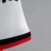 Zoom sur la manche et les coutures du maillot vintage Allemagne Domicile Coupe du Monde 2014