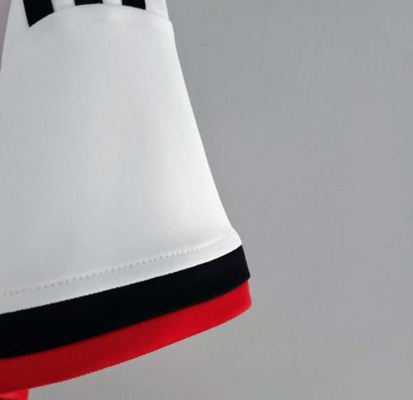 Zoom sur la manche et les coutures du maillot vintage Allemagne Domicile Coupe du Monde 2014