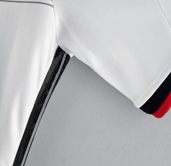 Zoom sur la manche et les coutures du maillot vintage Allemagne Domicile Coupe du Monde 2014
