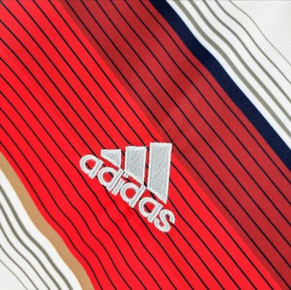 Zoom sur le logo du maillot vintage Allemagne Domicile Coupe du Monde 2014