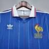 Zoom sur les logos et col du maillot vintage France Domicile Coupe du Monde 1982