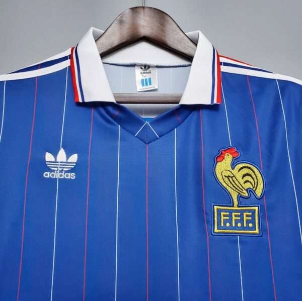 Zoom sur les logos et col du maillot vintage France Domicile Coupe du Monde 1982
