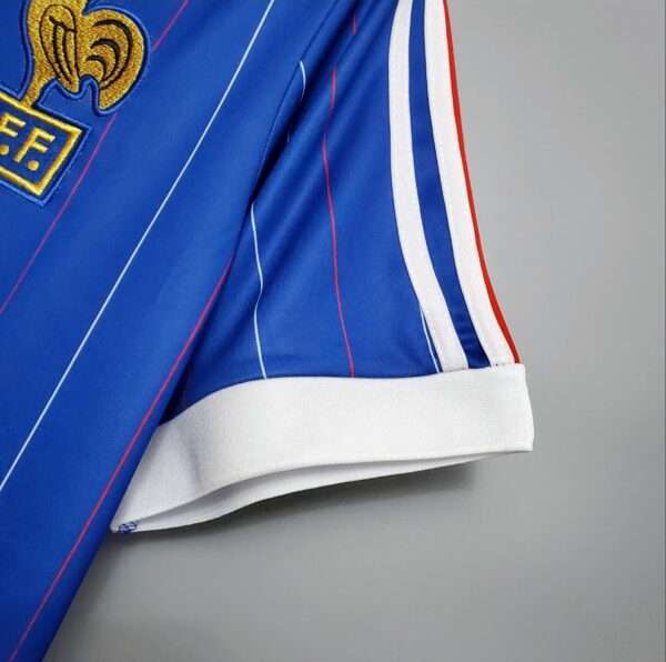Présente le col du maillot vintage France Domicile Coupe du Monde 1982