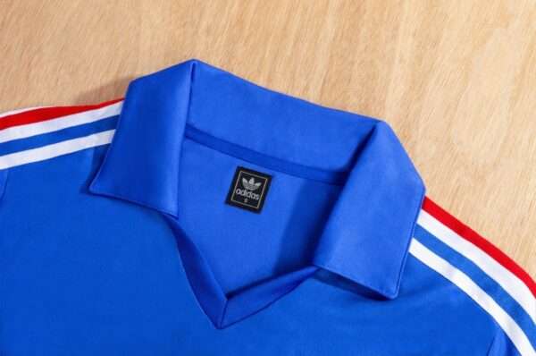 Présente le col du maillot vintage France Domicile Euro 1984