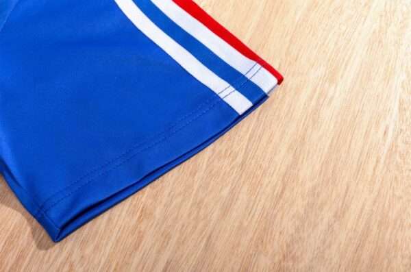 Zoom sur la manche du maillot vintage France Domicile Euro 1984