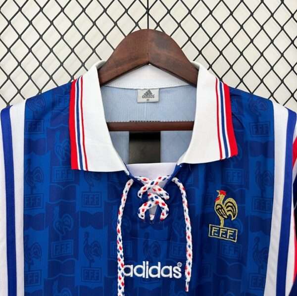 Présente le col et logos du maillot vintage France Domicile Euro 1996