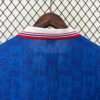 Présente le col du maillot vintage France Domicile Euro 1996