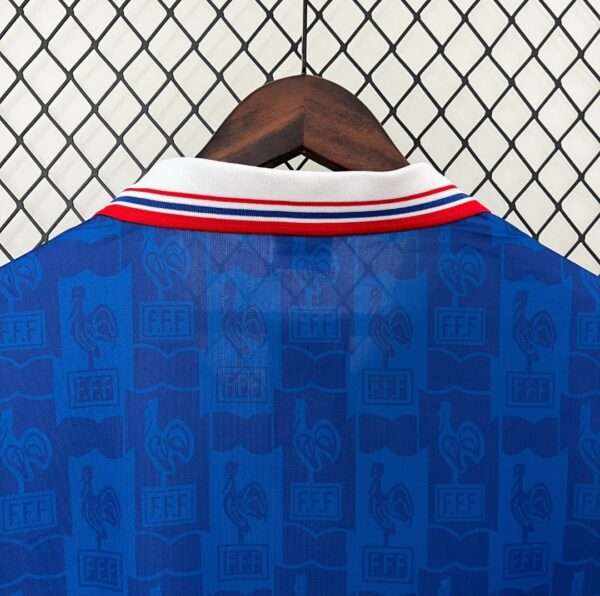 Présente le col du maillot vintage France Domicile Euro 1996