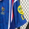 Zoom sur la manche et logos du maillot vintage France Domicile Euro 1996