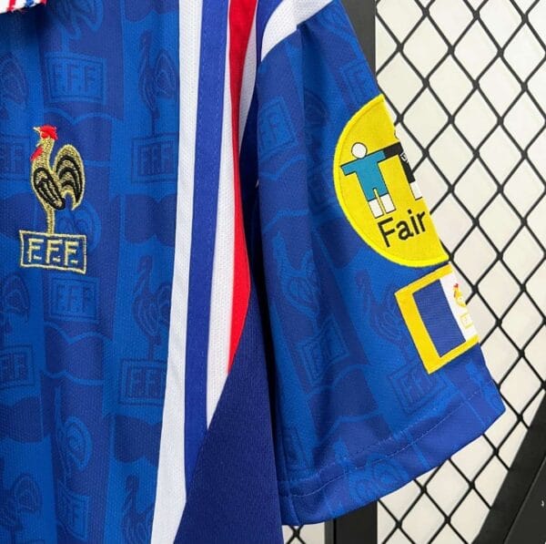 Zoom sur la manche et logos du maillot vintage France Domicile Euro 1996