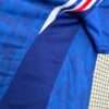 Zoom sur la manche et coutures du maillot vintage France Domicile Euro 1996