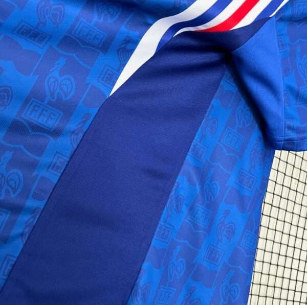 Zoom sur la manche et coutures du maillot vintage France Domicile Euro 1996