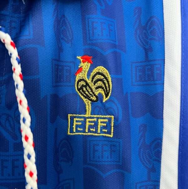 Zoom sur le logo du maillot vintage France Domicile Euro 1996