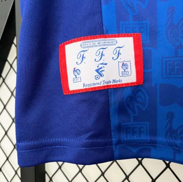 Zoom sur le logo du maillot vintage France Domicile Euro 1996