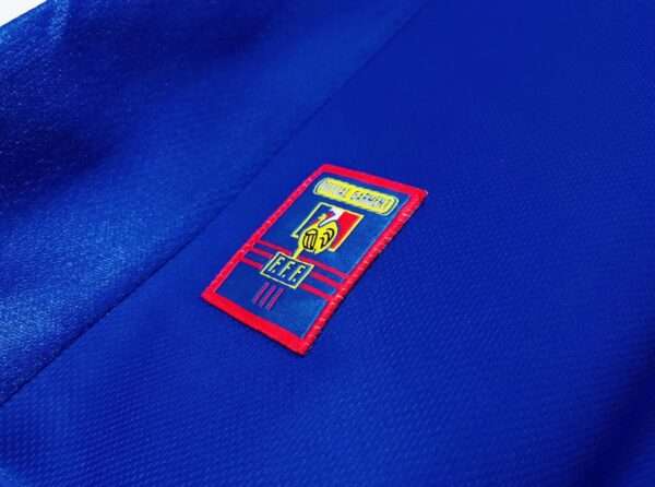 Zoom sur le logo et coutures du maillot vintage France Finale Coupe du Monde 1998