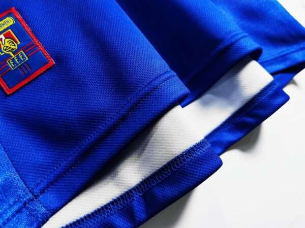Zoom sur les coutures et logo du maillot vintage France Finale Coupe du Monde 1998