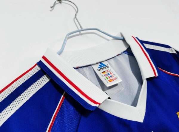 Présente le col du maillot vintage France Finale Coupe du Monde 1998