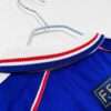 Présente le col et logo du maillot vintage France Finale Coupe du Monde 1998