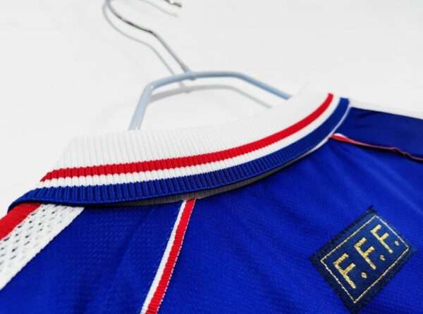 Présente le col et logo du maillot vintage France Finale Coupe du Monde 1998