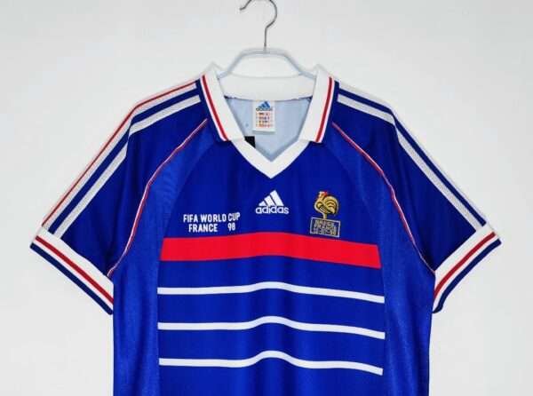 Présente la manche, col et logos du maillot vintage France Finale Coupe du Monde 1998