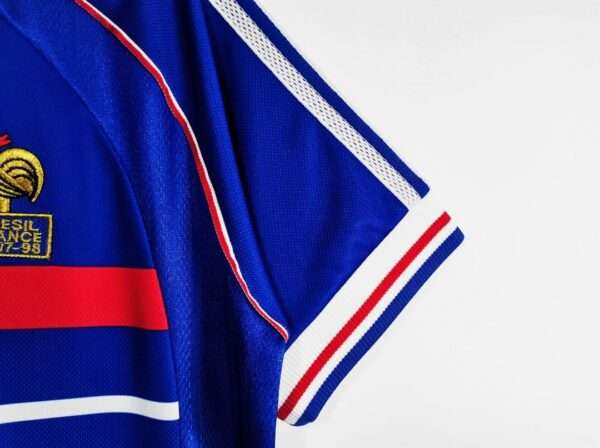 Zoom sur la manche du maillot vintage France Finale Coupe du Monde 1998