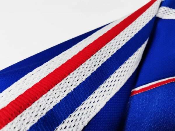 Présente la manche et col du maillot vintage France Finale Coupe du Monde 1998