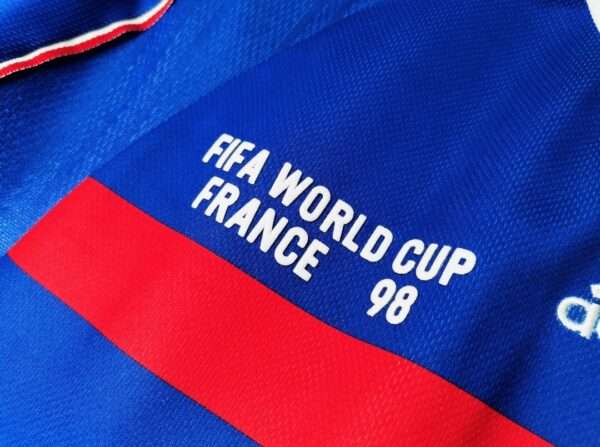 Zoom sur le logo et coutures du maillot vintage France Finale Coupe du Monde 1998