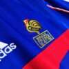 Zoom sur les logos du maillot vintage France Finale Coupe du Monde 1998