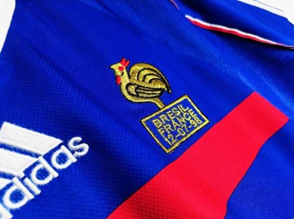 Zoom sur les logos du maillot vintage France Finale Coupe du Monde 1998
