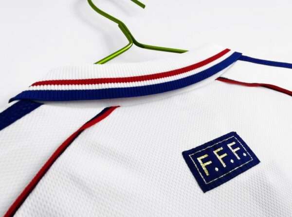 Zoom sur le col et logo du maillot vintage France Extérieur Coupe du Monde 1998