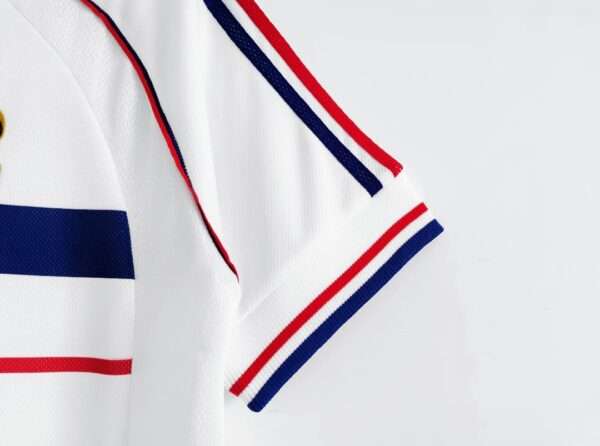Zoom sur la manche du maillot vintage France Extérieur Coupe du Monde 1998