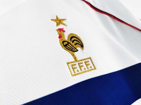 Zoom sur le logo du maillot vintage France Extérieur Coupe du Monde 1998