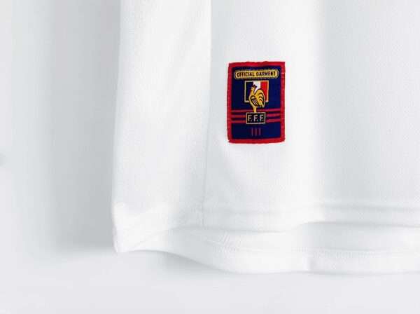 Zoom sur le logo et coutures du maillot vintage France Extérieur Coupe du Monde 1998