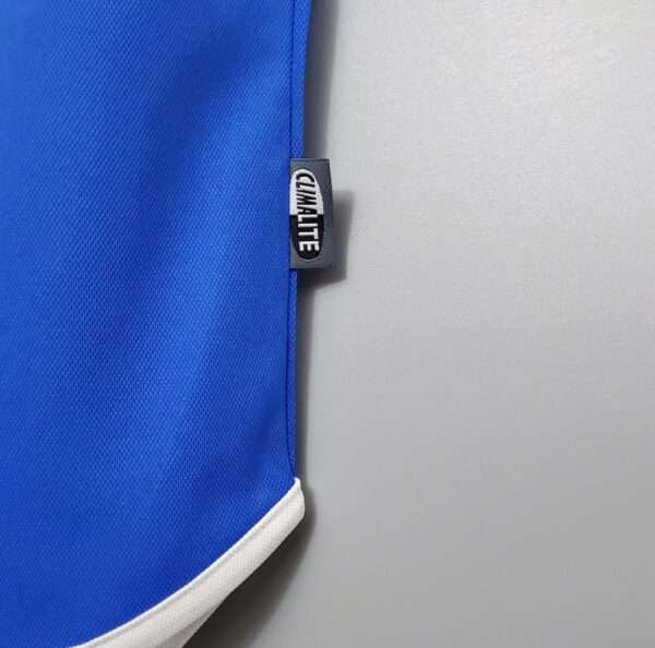 Zoom sur l'étiquette et coutures du maillot vintage France Domicile Euro 2000