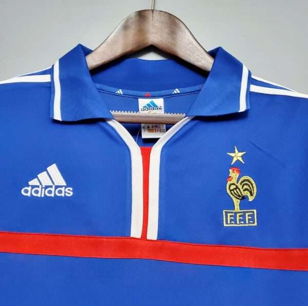 Zoom sur le col et logos du maillot vintage France Domicile Euro 2000