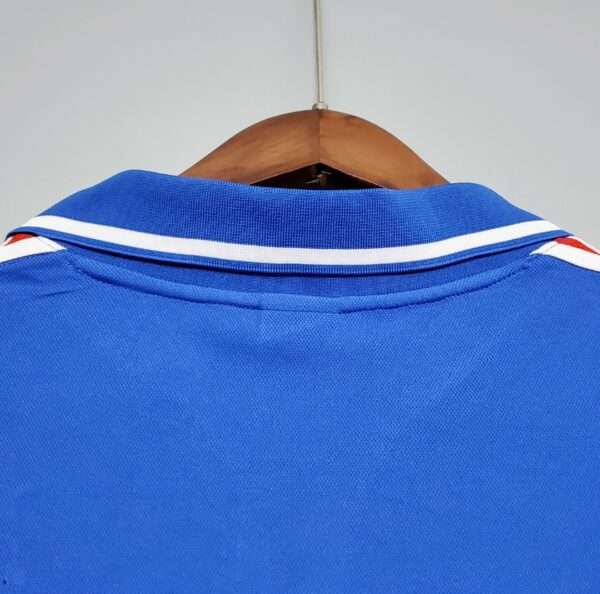Zoom sur le col du maillot vintage France Domicile Euro 2000
