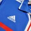 Zoom sur le logo et col du maillot vintage France Domicile Euro 2000