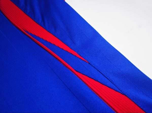 Zoom sur les coutures du maillot vintage France Domicile Coupe du Monde 2006
