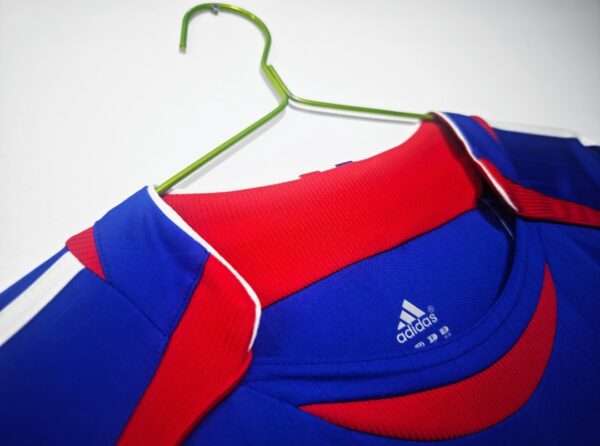 Présente le col du maillot vintage France Domicile Coupe du Monde 2006