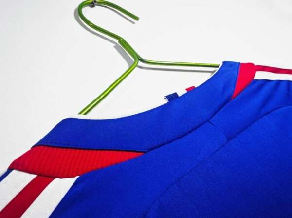 Présente le col du maillot vintage France Domicile Coupe du Monde 2006