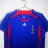 Zoom sur les logos, manches et col du maillot vintage France Domicile Coupe du Monde 2006