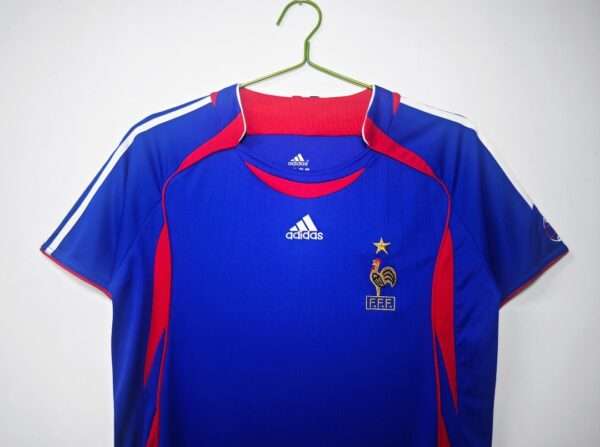 Zoom sur les logos, manches et col du maillot vintage France Domicile Coupe du Monde 2006