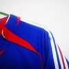 Présente la manche et coutures du maillot vintage France Domicile Coupe du Monde 2006