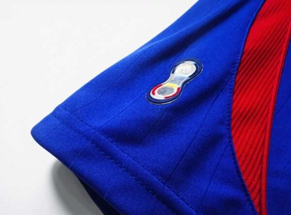 Présente le logo et coutures du maillot vintage France Domicile Coupe du Monde 2006