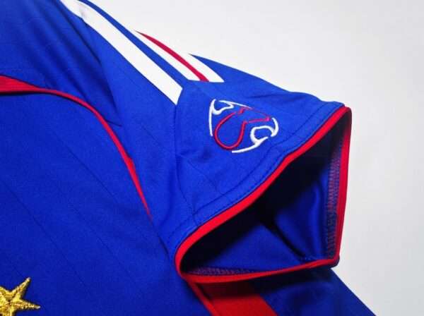 Zoom sur la manche du maillot vintage France Domicile Coupe du Monde 2006