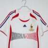 Zoom sur les logos, manches et col du maillot vintage France Finale Coupe du Monde 2006
