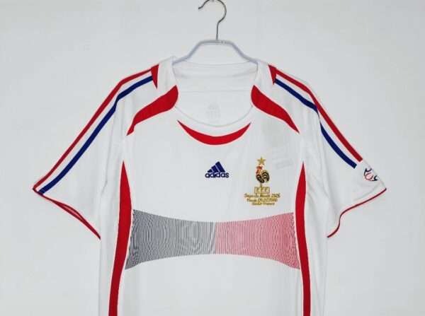 Zoom sur les logos, manches et col du maillot vintage France Finale Coupe du Monde 2006