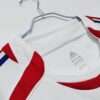 Zoom sur le col et coutures du maillot vintage France Finale Coupe du Monde 2006