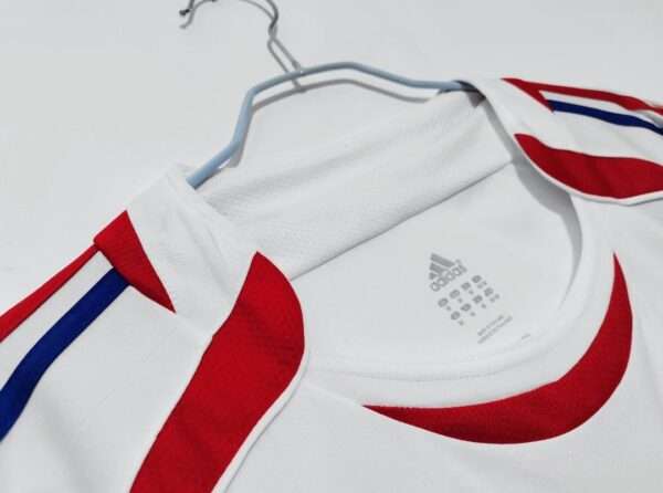 Zoom sur le col et coutures du maillot vintage France Finale Coupe du Monde 2006