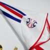 Présente la manche et coutures du maillot vintage France Finale Coupe du Monde 2006